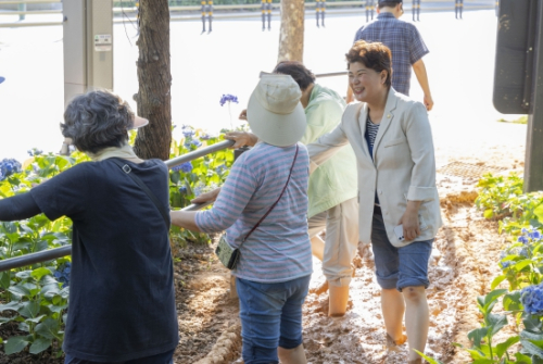 강북구의회 김명희의장, 우이천제방길 맨발걷기 산책로 현장 방문