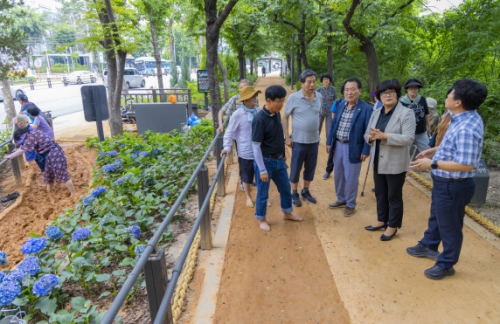 이종환시부의장 ,유인애 의원, 우이천 뚝방길 맨발걷기 산책로 조성 완료