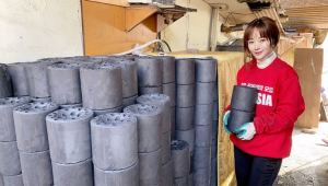 배우 윤송아 사랑의 연탄나누기 선행 눈길