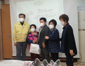 성동구, 함께하고 웃는 어버이날 생활용품 키트 나누며 마음도 나눠