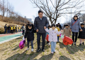 ˝아이도 보리도 쑥쑥˝ 마포구, 월드컵천 청보리 밟기 `아이들 웃음 가득`