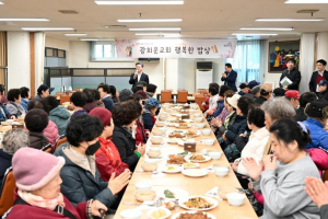 서울 중구 광희문교회, 어르신에게 `행복한 밥상` 대접