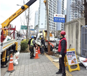 영등포구, 보행 방해와 안전사고 우려 전신주 뽑아낸다