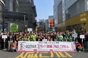 서울 중구 명동 거리 물청소로 봄 손님맞이 준비 완료!