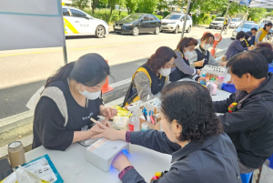 금천구, “어르신 손톱에 봄이 왔어요”... 어버이날 맞아 어르신 네일 아트 진행
