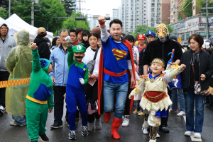 오언석 도봉구청장, ‘슈퍼맨’으로 변신 아이들 동심에 ‘슈퍼 파워’