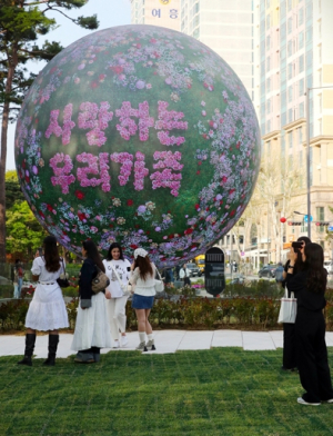 대한민국 최대 ‘미디어 연등’ 석촌호수 밝힌다…변신 거듭하는 송파구 `더 스피어(The Sphere)`