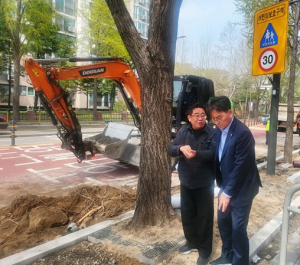 최치효 강북구의회 의원, 번동 주공3단지아파트 인접 보도 및 경계석 정비 공사 현장 점검
