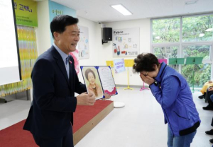 서울 성북구 장위실버복지센터, 어르신 염색 봉사로 `청춘의 색` 입히다