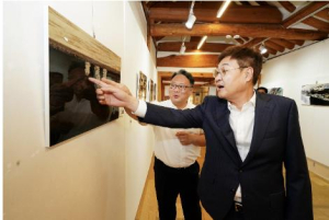 정문헌 종로구청장, 흰개미 피해 사진전 참석