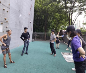 성동구, 응봉산 인공암벽 교실 운영…어린이부터 성인까지 함께 즐겨요!