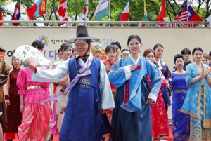 한복 차려 입은 진교훈 강서구청장, 다문화 축제 즐겨