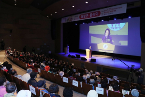 “나도 뮤지컬 스타! 어르신들 무대에서 춤과 노래” 용산구, 청춘음악극‘해방촌 용순이’성료