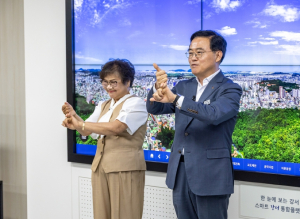 ‘수어로 선거 독려’ 진교훈 강서구청장, “꼭 투표하세요”
