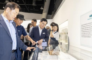 진교훈 강서구청장, 김포공항과 강서 조명한 특별전 참석