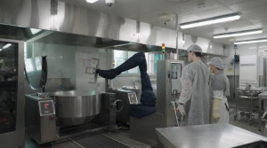 강남구, 전국 지자체 최초 `학교 급식 조리로봇` 실증 나선다