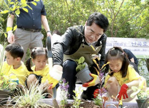 관악구, 자투리 공간을 힐링 스폿으로! 주민과 함께 `난곡로 사계절 생생정원` 완성