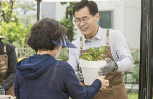 양천구, ˝반려식물이 건넨 위로˝…취약계층 어르신에 `반려식물` 보급