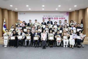 강동구, 우수기부자 표창 수여…희망을 건넨 손길에 감사의 꽃다발을