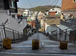 가파른 계단길, 이젠 편하게... 강서구 화곡동 곰달래로35길의 변화