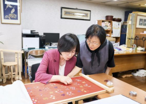 이수희 강동구청장, 국가무형유산 `자수장` 보유자 만남…한 땀의 정성에 초심을 다시 꿰다