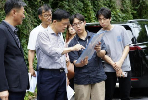 한여름 언덕길을 걷는 이승로 성북구청장, 겨울 안전 미리 챙긴다