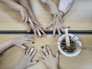 아이들 손톱에 피어난 봉선화...강동구, `봉선화 물들이기 체험` 인기