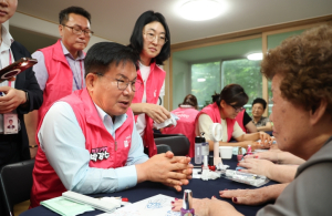 마포구, 이웃 손길로 전한 뷰티케어… 실뿌리복지동행단과 함께