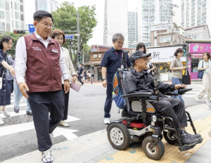 휠체어도, 유모차도, 망설임 없이 걷는 길! 마포 무장애길 조성 완료