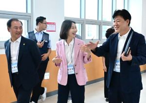서울시의회 최호정 의장, 환경‧디지털‧안전 담아 새단장한 청량중학교 방문