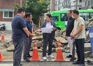 서울시 강북구의회 노윤상 의원, 인수봉로 지하차도 상단 보도 정비 현장 방문