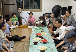 성북구청장 연장쉼터 경로당 현장 점검...냉방비 지원으로 어르신 보호