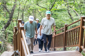 오세훈 서울시장, 걸어서 20분 만에 남산 정상 `북측숲길` 현장점검