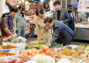 진교훈 강서구청장, 전통시장 찾아 민생 살펴 ‘소비 촉진 독려’