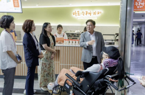 장애인이 대표로 서는 공간, `마포 누구나 카페` 첫 문을 열다