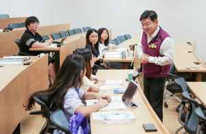 이필형 동대문구청장, 외대쌤 영어브릿지 수업 참관