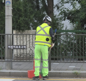 도봉구 청소 근로자는 ‘선풍기 조끼’ 입고 시원하게 일한다