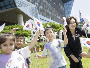 박희영 용산구청장, 어린이들과 태극기 흔들며 ˝대한 독립 만세˝
