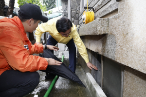 진교훈 강서구청장, 침수 반지하 현장 점검... ‘신속 복구 지시’