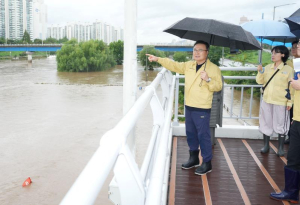 류경기 중랑구청장, 중랑천 홍수주의보 발효에 긴급 현장 점검