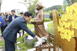 평화의 소녀상·2.8공원 찾아 헌화한 진교훈 강서구청장