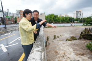 이순희 강북구청장, 집중호우 속 우이천 긴급 현장 점검