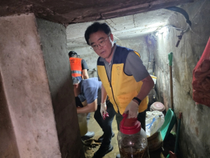 ‘수해복구에 구슬땀’ 진교훈 강서구청장, 수해 현장서 팔 걷어