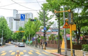 양천구, 횡단보도 앞 안전지대 ‘옐로카펫’ 정비…어린이보호구역 안전 강화
