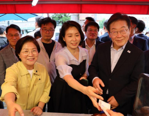 ˝이재명 대통령 내외 은평 찾다˝ 민생회복 현장 두루 살펴