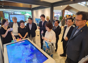 서울시의회 왕정순 의원,  서울연구원 광복 80주년 기획 전시 『다음서울: 서울의 변화와 미래』 개막식 참석