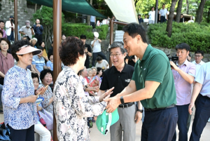 ˝고지대 계단 100곳 무장애 길로˝… 오세훈 서울시장, 신당동 엘리베이터 설치대상지 방문