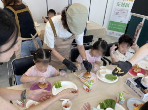아이와 어르신 한자리 도봉구, ‘세대공감 놀이터’로 치매 편견 낮춰