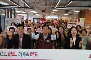 익숙한 일상에 색을 입히다: 오늘을 산책하는 여자들
