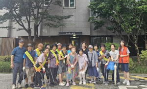 성북구 장위3동 어르신들, `동네 청소 봉사활동`으로 쾌적한 마을 조성